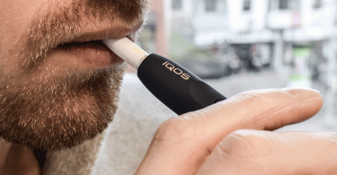 Fumer la cigarette IQOS