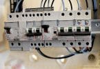 Comment connecter ces fils sur des disjoncteurs bi polaires