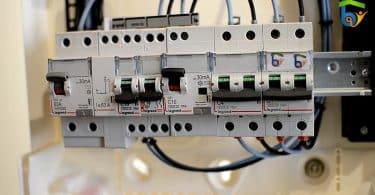 Comment connecter ces fils sur des disjoncteurs bi polaires