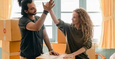 Un couple qui se tape dans la main