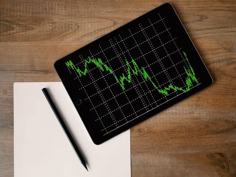 Une tablette avec la courbe de bourse