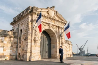 Grille historique de l'arsenal naval de Toulon avec officier de la Marine nationale en tenue d'apparat