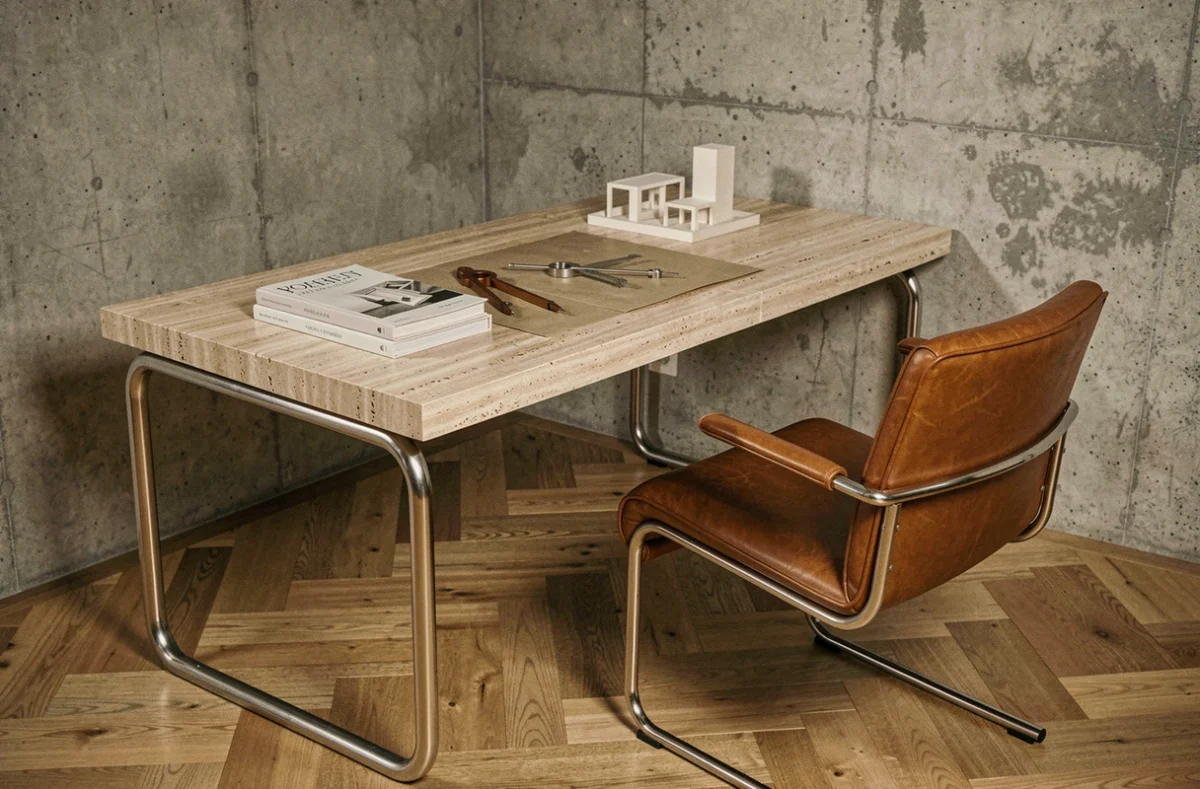 Bureau design contemporain avec bureau en travertin et acier tubulaire et chaise cantilever en cuir cognac d'inspiration Marcel Breuer