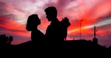 un couple devant le coucher de soleil