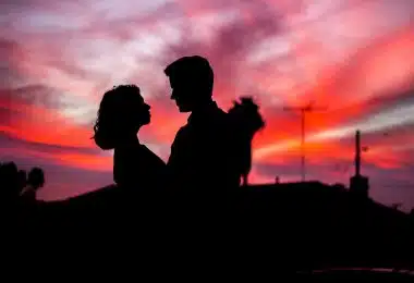 un couple devant le coucher de soleil