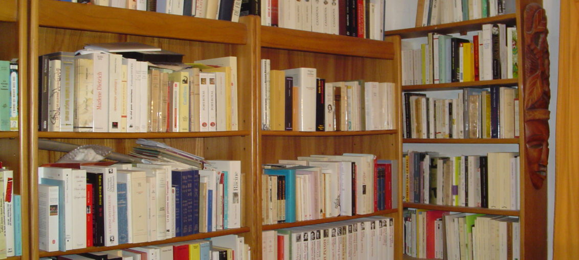 bibliothèque et le livre