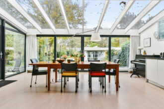 Extension vitrée ou traditionnelle : quel confort pour une maison en Normandie ?