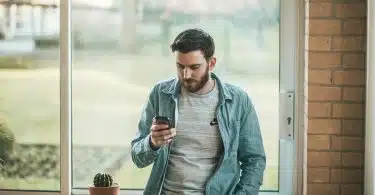 un homme avec son smartphone à la main