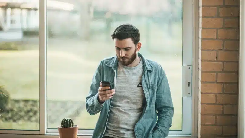 un homme avec son smartphone à la main