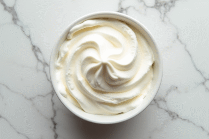 Bol de mousse de vanille fraîche avec pics doux en lumière naturelle