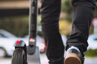 Trottinette électrique en avion : ce qu'il faut savoir avant de voyager